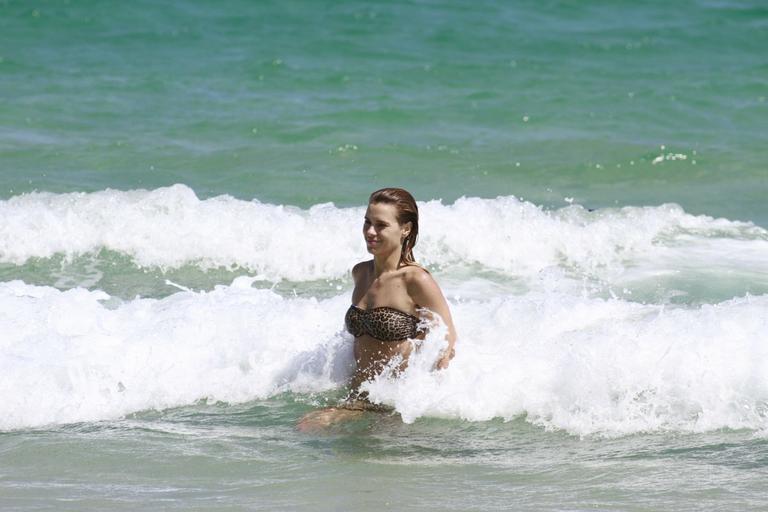 Carolina Dieckmann na praia da Barra da Tijuca com o amigo Bruno de Luca