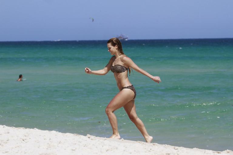 Carolina Dieckmann na praia da Barra da Tijuca com o amigo Bruno de Luca