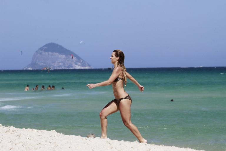 Carolina Dieckmann na praia da Barra da Tijuca com o amigo Bruno de Luca