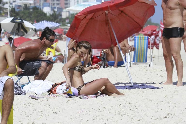 Carolina Dieckmann na praia da Barra da Tijuca com o amigo Bruno de Luca