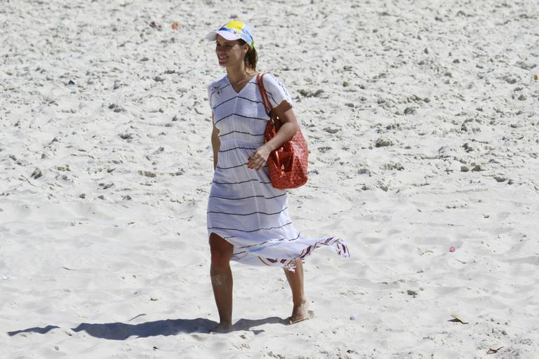 Carolina Dieckmann na praia da Barra da Tijuca com o amigo Bruno de Luca