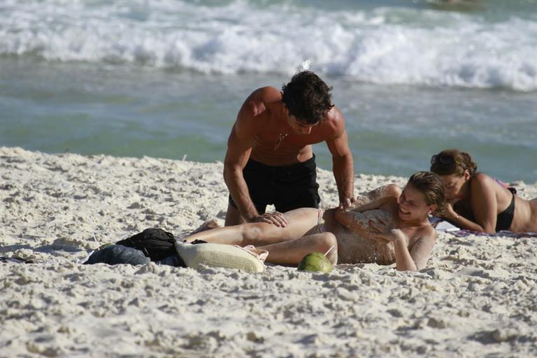 Milena Toscano se diverte na praia da Barra da Tijuca com amigos