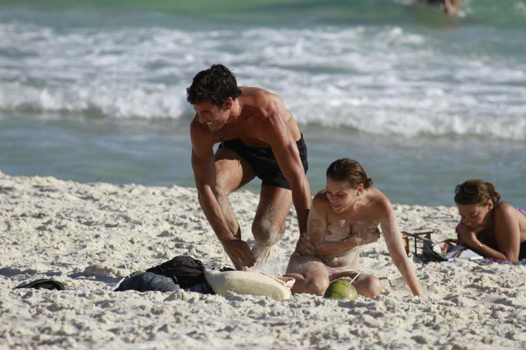 Milena Toscano se diverte na praia da Barra da Tijuca com amigos