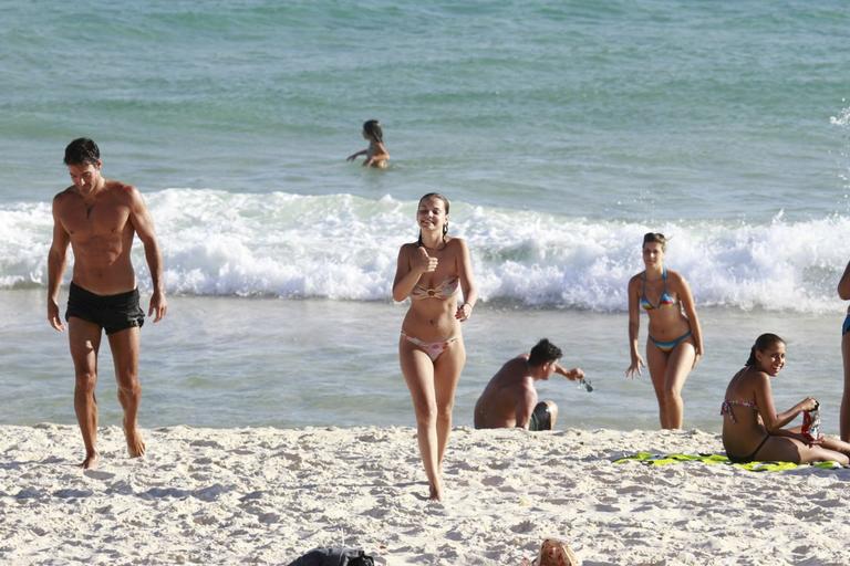 Milena Toscano se diverte na praia da Barra da Tijuca com amigos