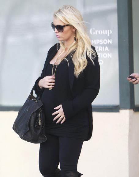 Jessica Simpson exibe barriguinha de sua segunda gravidez nos EUA