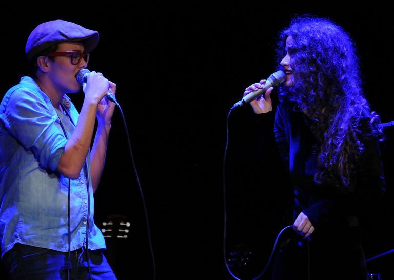 Ana Cañas e Maria Gadú cantam juntas em São Paulo