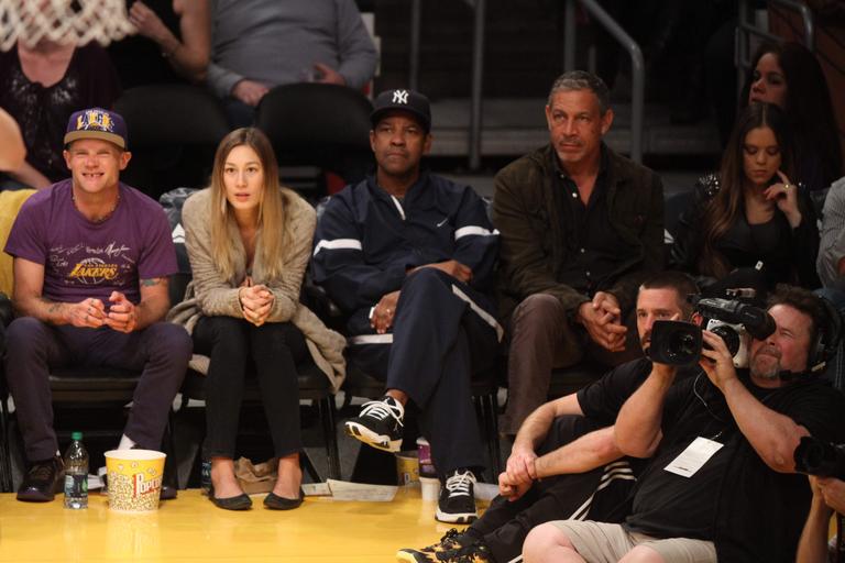 Denzel Washington e Flea curtem jogo do Los Angeles Lakers na Califórnia