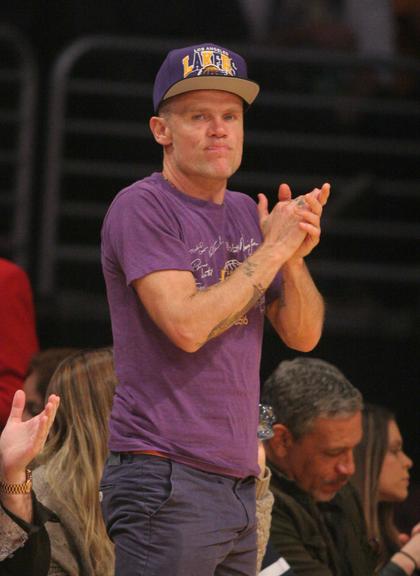 Flea durante jogo do Los Angeles Lakers na Califórnia