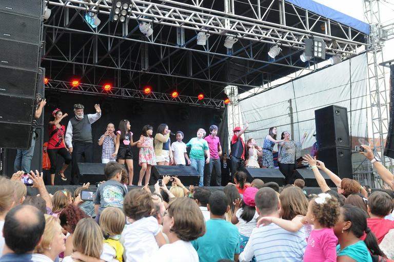 Elenco de 'Carrossel' se diverte com fãs em festa de escola em Osasco