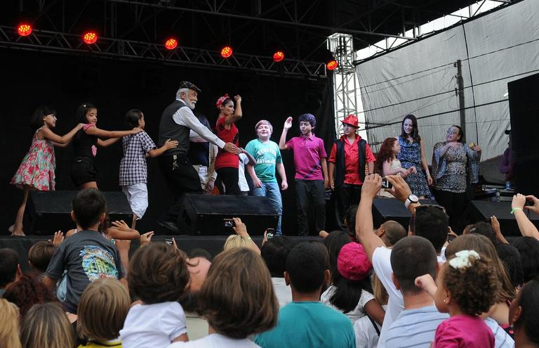 Elenco de 'Carrossel' se diverte com fãs em festa de escola em Osasco