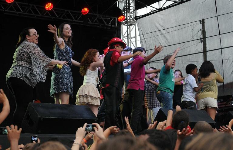 Elenco de 'Carrossel' se diverte com fãs em festa de escola em Osasco