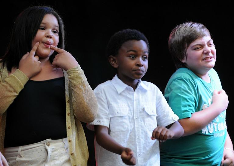 Elenco de 'Carrossel' se diverte com fãs em festa de escola em Osasco