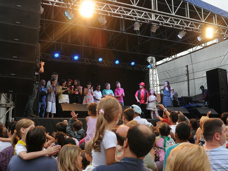 Elenco de 'Carrossel' se diverte com fãs em festa de escola em Osasco