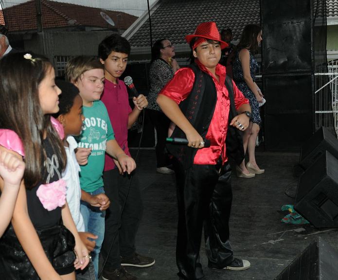 Elenco de 'Carrossel' se diverte com fãs em festa de escola em Osasco