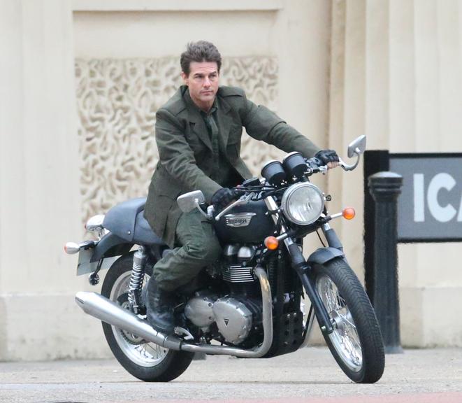 Tom Cruise acelera moto para realizar cenas de filme em Londres, Inglaterra