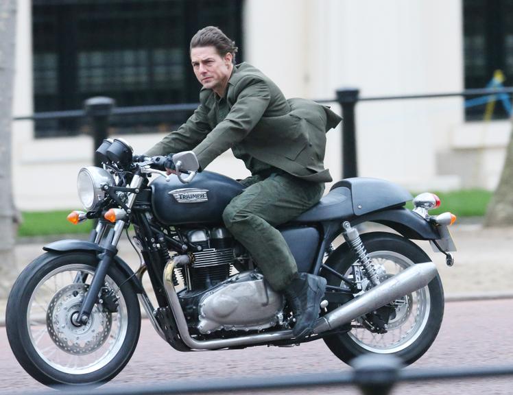 Tom Cruise acelera moto para realizar cenas de filme em Londres, Inglaterra