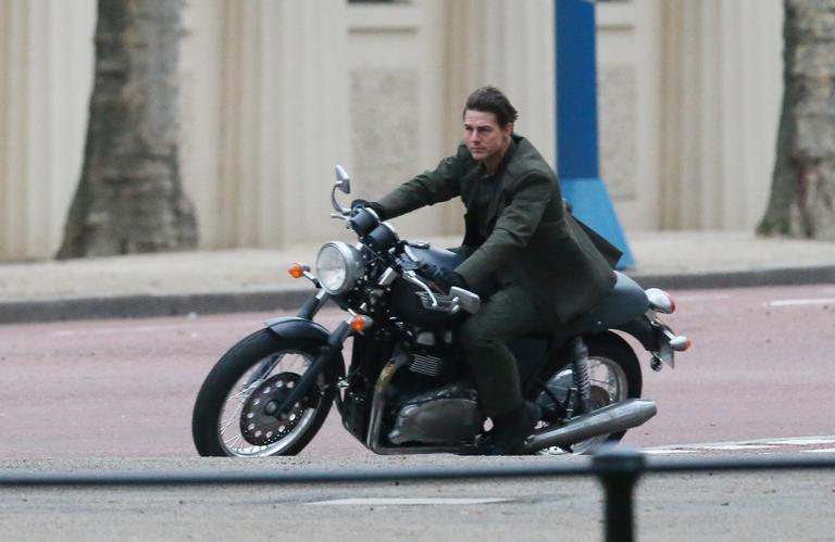 Tom Cruise acelera moto para realizar cenas de filme em Londres, Inglaterra