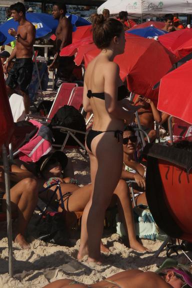 Alice Wegmann curte praia no Rio