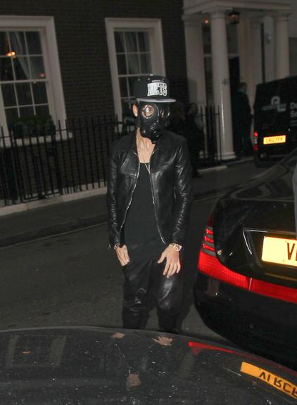 Justin Bieber vai às compras usando mascara de gás em Londres, Inglaterra