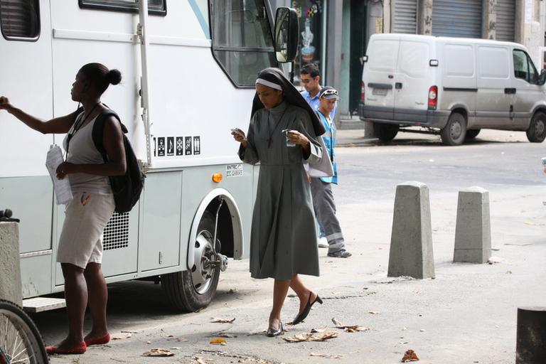 Taís Araújo grava 'O Denstista Mascarado' vestida de freira