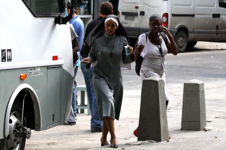 Taís Araújo grava 'O Denstista Mascarado' vestida de freira