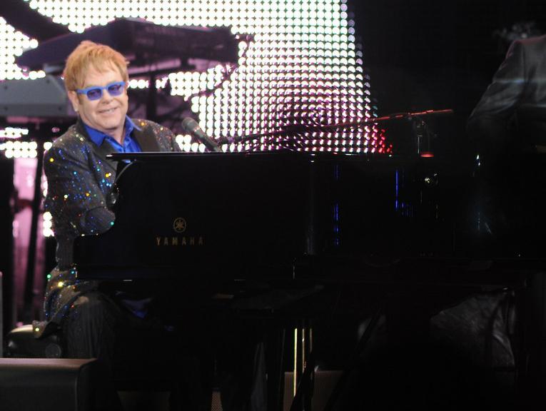 Elton John faz show em São Paulo