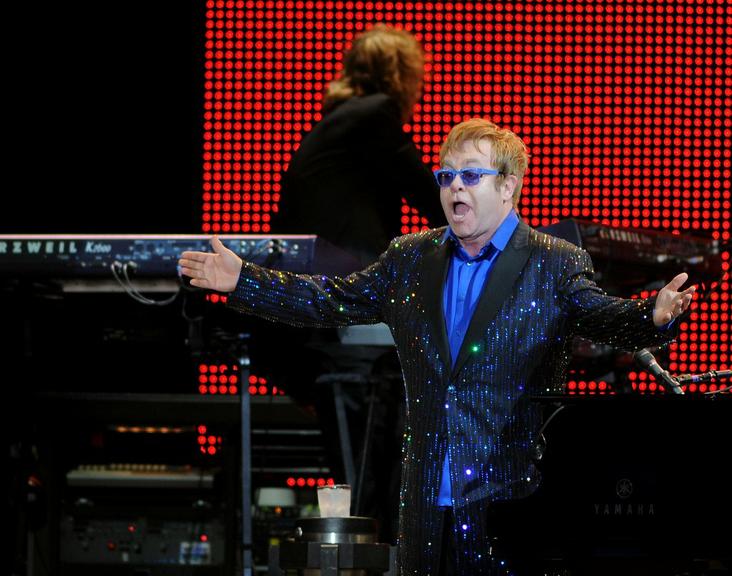 Elton John faz show em São Paulo