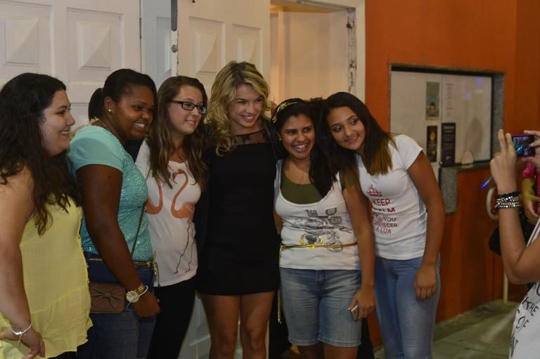 Lua Blanco posa com fãs no teatro