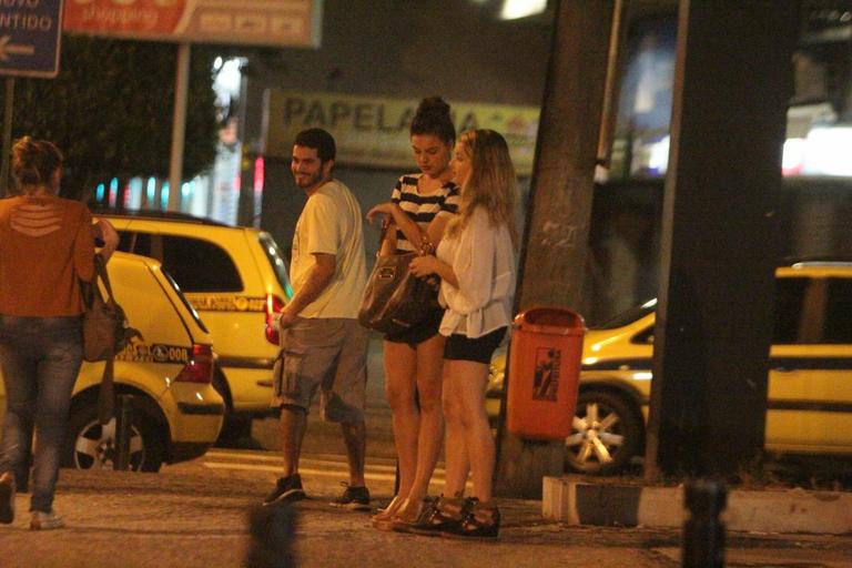 Estilosa, Ísis Valverde passeia com amiga no Rio de Janeiro