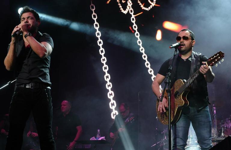 Zezé di Camargo e Luciano fazem show em cruzeiro