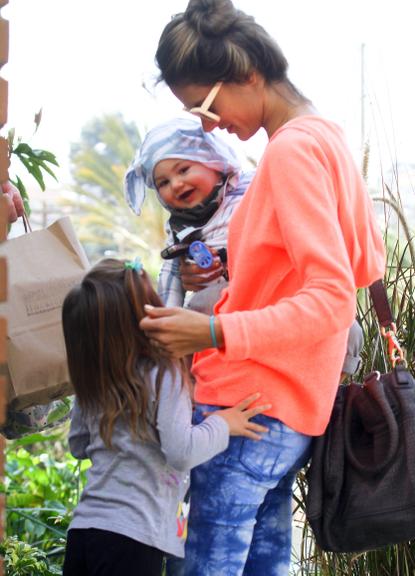 Noah Phoenix, filho caçula de Alessandra Ambrosio, usa fofo capuz com orelhas durante passeio nos EUA