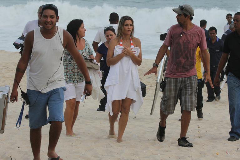 Flávia Alessandra e Rodrigo Lombardi gravam cenas de amor na praia