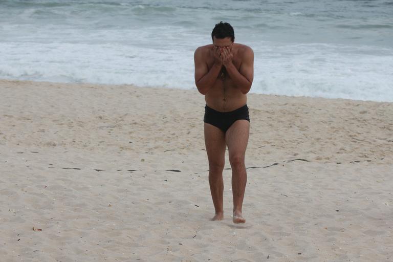 Flávia Alessandra e Rodrigo Lombardi gravam cenas de amor na praia