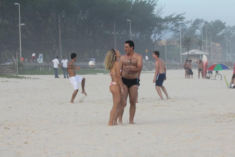 Flávia Alessandra e Rodrigo Lombardi gravam cenas de amor na praia