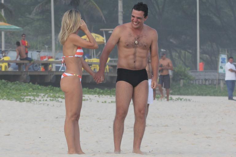 Flávia Alessandra e Rodrigo Lombardi gravam cenas de amor na praia