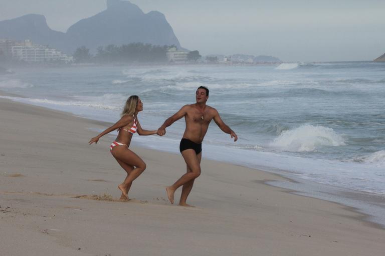 Flávia Alessandra e Rodrigo Lombardi gravam cenas de amor na praia