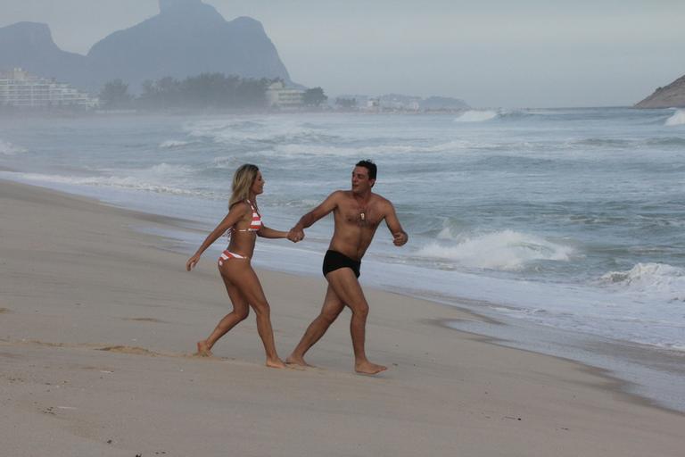 Flávia Alessandra e Rodrigo Lombardi gravam cenas de amor na praia