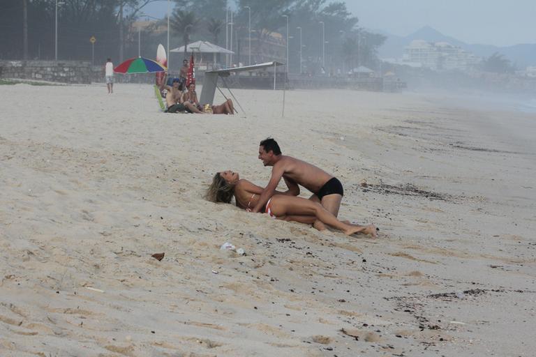 Flávia Alessandra e Rodrigo Lombardi gravam cenas de amor na praia