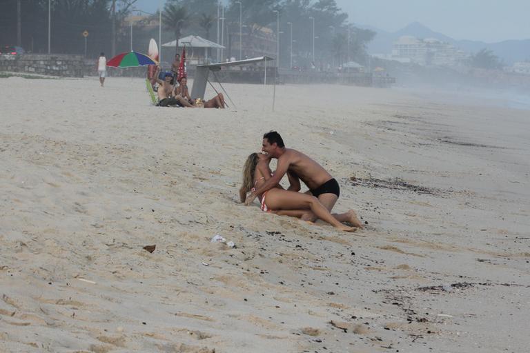 Flávia Alessandra e Rodrigo Lombardi gravam cenas de amor na praia