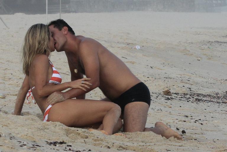 Flávia Alessandra e Rodrigo Lombardi gravam cenas de amor na praia