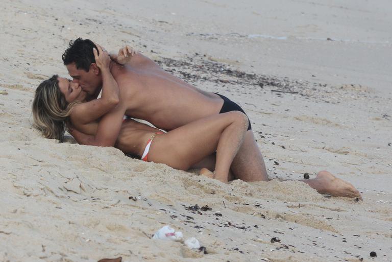 Flávia Alessandra e Rodrigo Lombardi gravam cenas de amor na praia