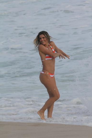 Flávia Alessandra e Rodrigo Lombardi gravam cenas de amor na praia