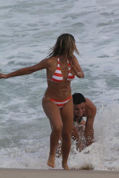 Flávia Alessandra e Rodrigo Lombardi gravam cenas de amor na praia