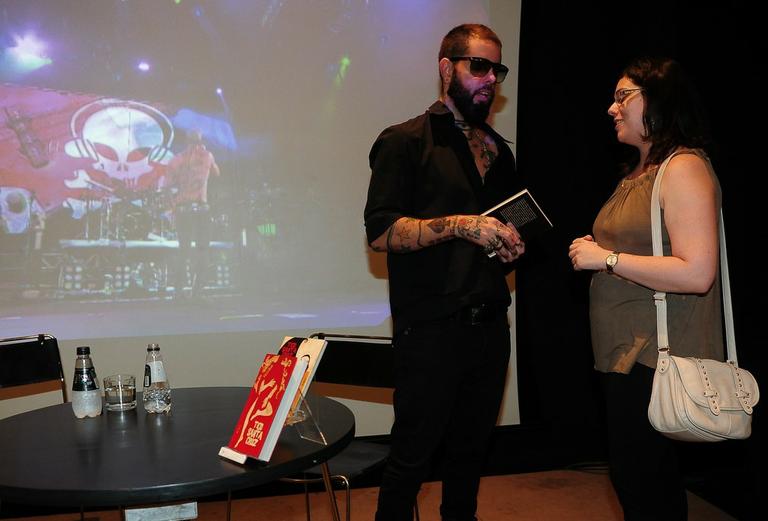 Tico Santa Cruz lança livro em São Paulo