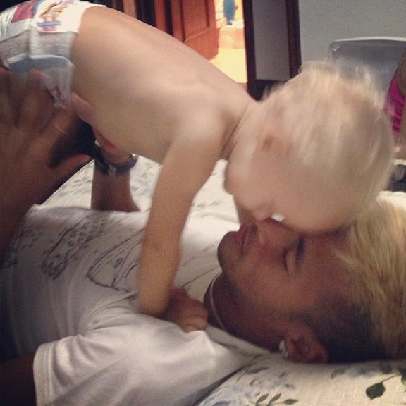 Neymar se diverte com o filho Davi Lucca