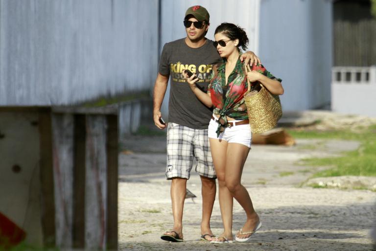 Vanessa Giácomo e Giuseppe Dioguardi trocam beijos em passeio