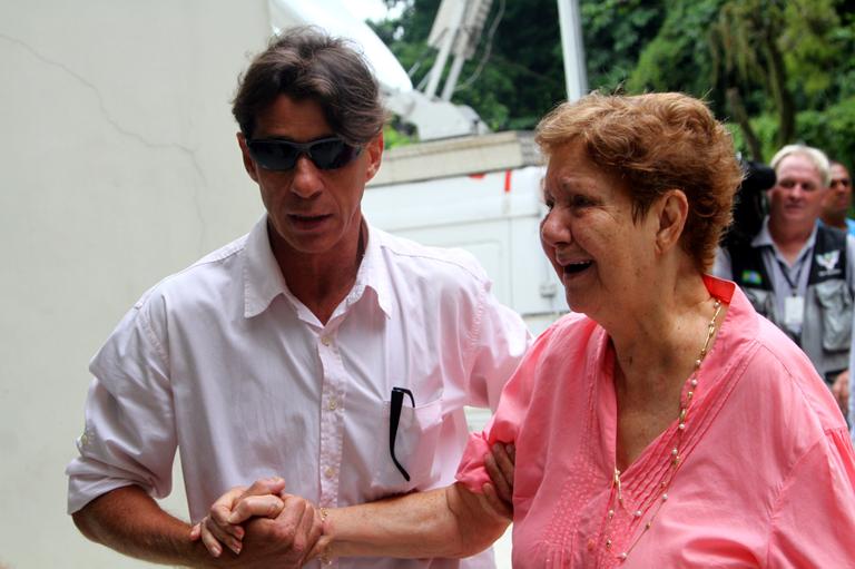 Dona Nilda Abrão chega para o velório de Chorão