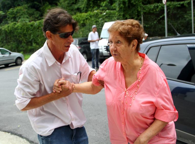 Dona Nilda Abrão chega para o velório de Chorão