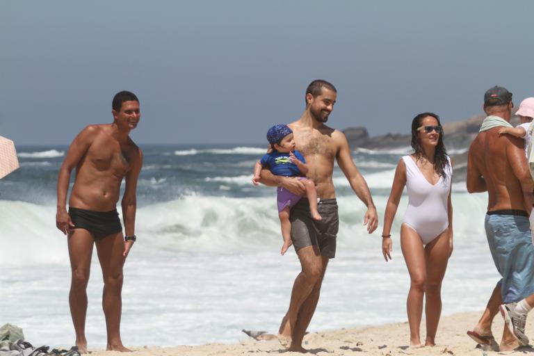 Ricardo Pereira e Francisca Pinto brincam com Vicente na praia