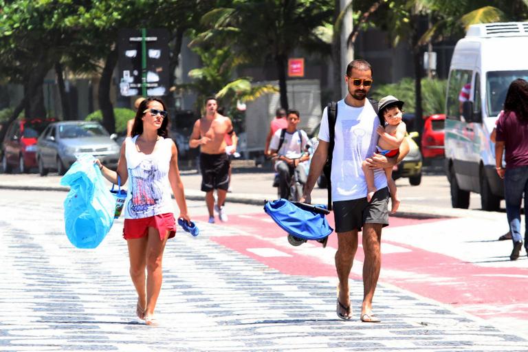 Ricardo Pereira e Francisca Pinto brincam com Vicente na praia